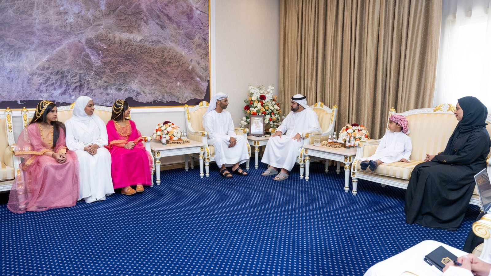 محمد الشرقي يلتقي أسرة فهد خلفان الحساني ويهنئها بالفوز بجائزة "سفير مواقع التواصل"