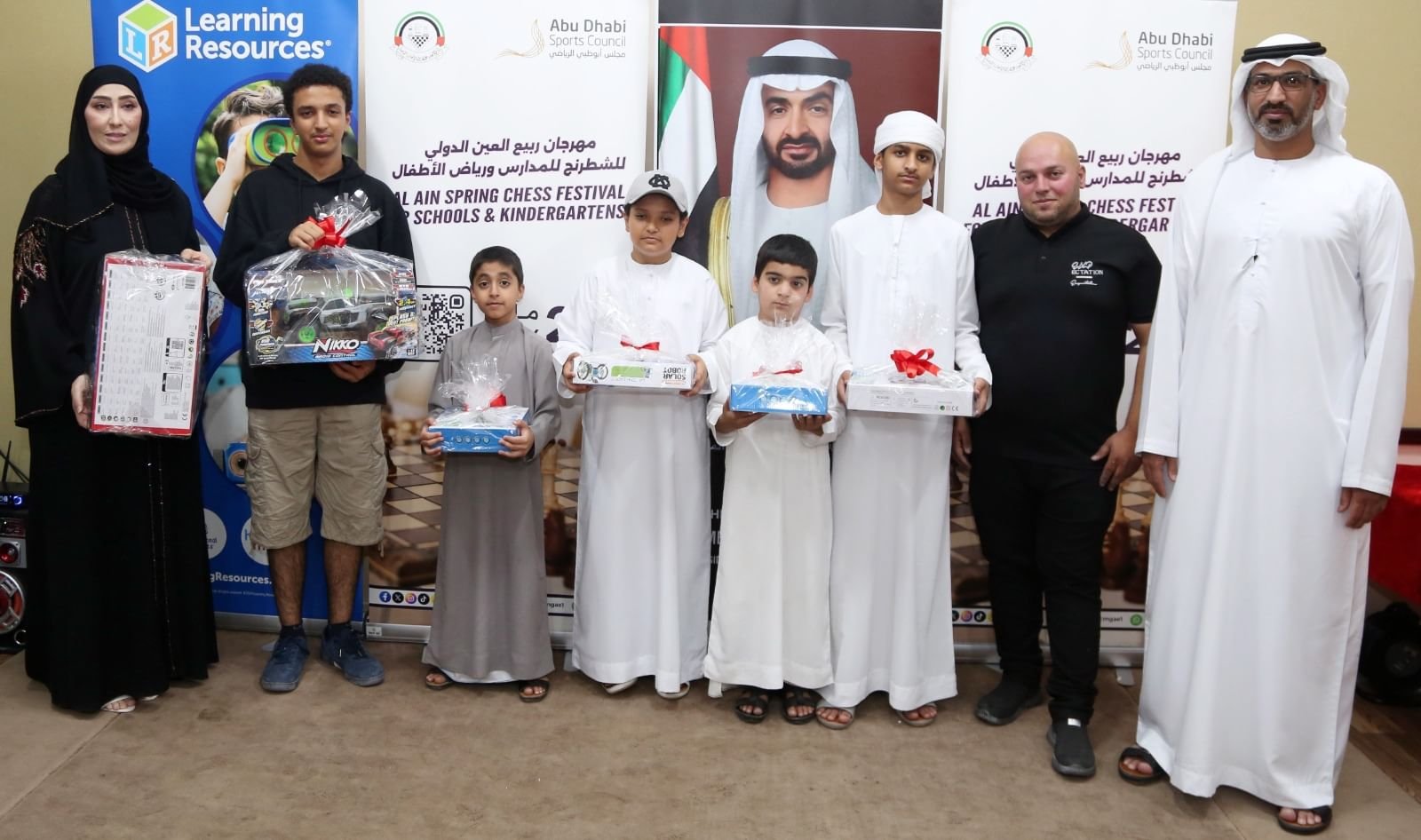 تتويج الفائزين ببطولة الشطرنج للمدارس بالعين