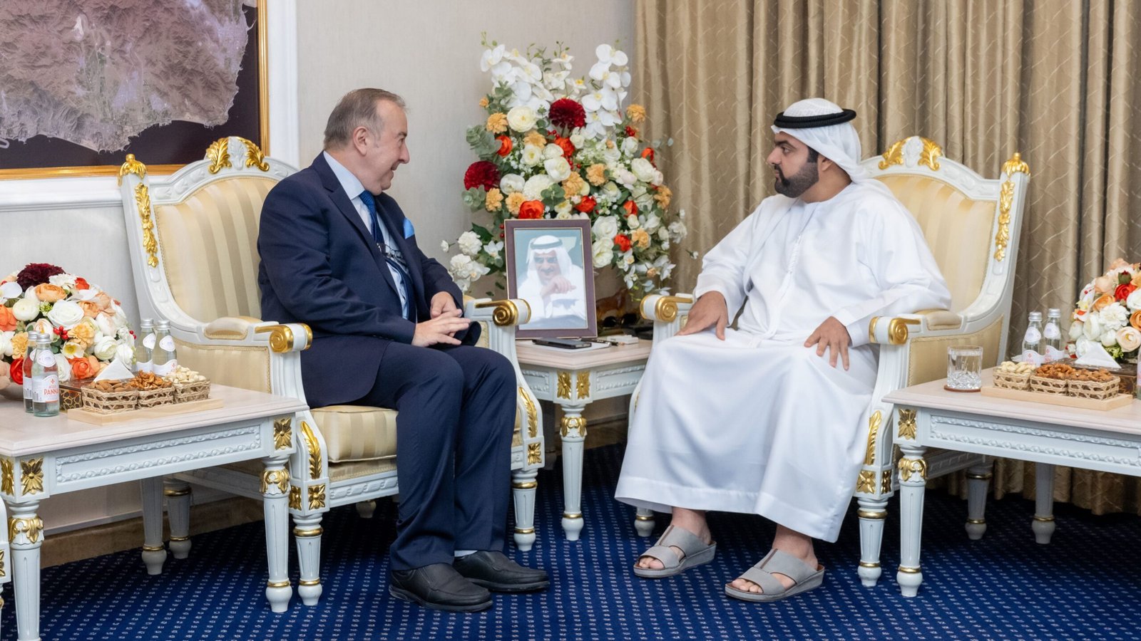 ولي عهد الفجيرة يطلع على كتابَين نادرَين في مجال الفنون الإسلامية