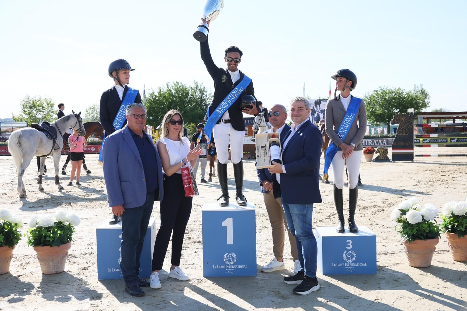 الفارس عمر المرزوقي يحرز لقب الجائزة الكبرى لقفز الحواجز في بطولة "مونتي فالكو" بإيطاليا 1 الفارس عمر المرزوقي يحرز لقب الجائزة الكبرى لقفز الحواجز في بطولة "مونتي فالكو" بإيطاليا