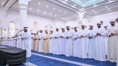 حاكم عجمان وولي عهده والشيوخ يؤدون صلاة الجنازة على جثمان الشيخة ميرة بنت علي النعيمي