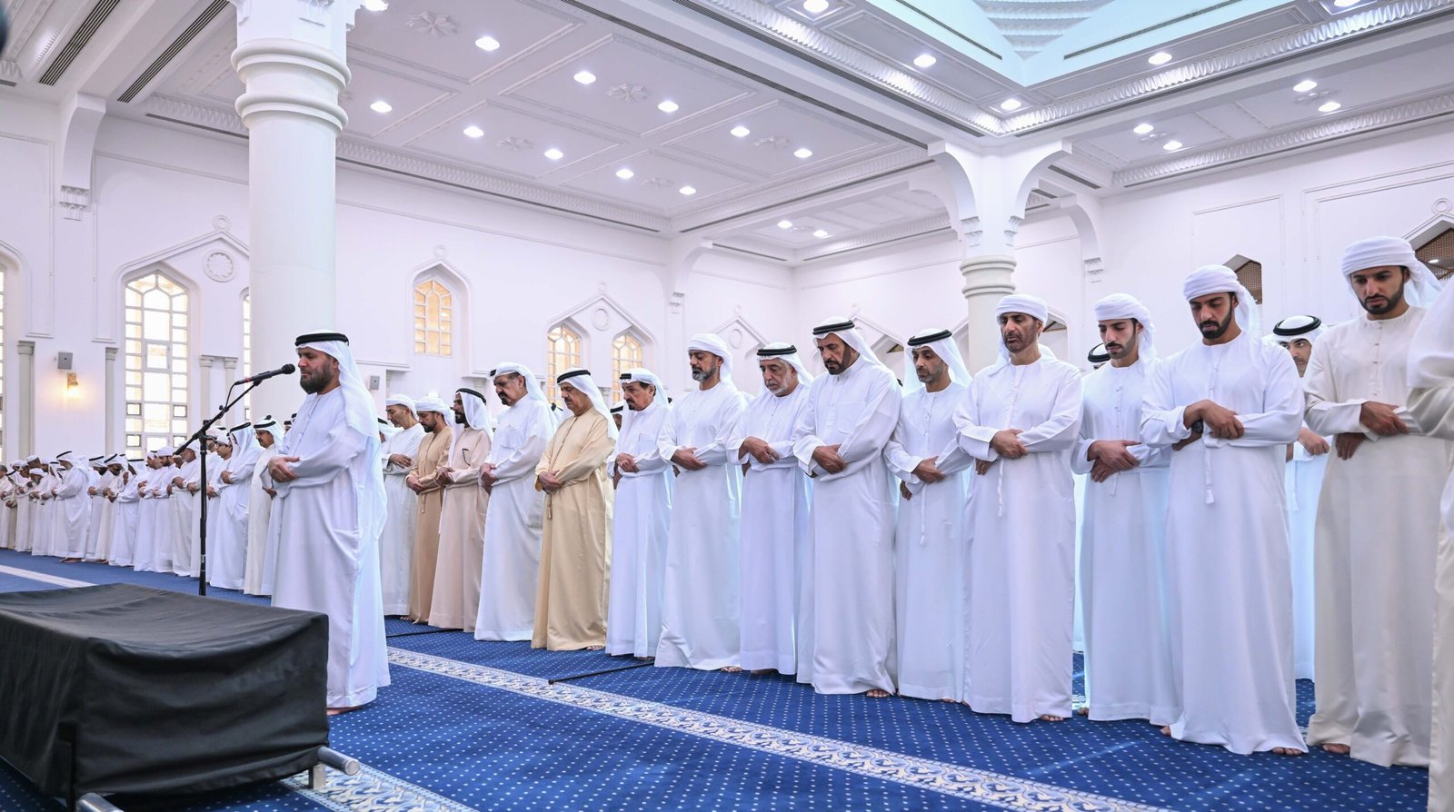 حاكم عجمان وولي عهده والشيوخ يؤدون صلاة الجنازة على جثمان الشيخة ميرة بنت علي النعيمي 1 حاكم عجمان وولي عهده والشيوخ يؤدون صلاة الجنازة على جثمان الشيخة ميرة بنت علي النعيمي