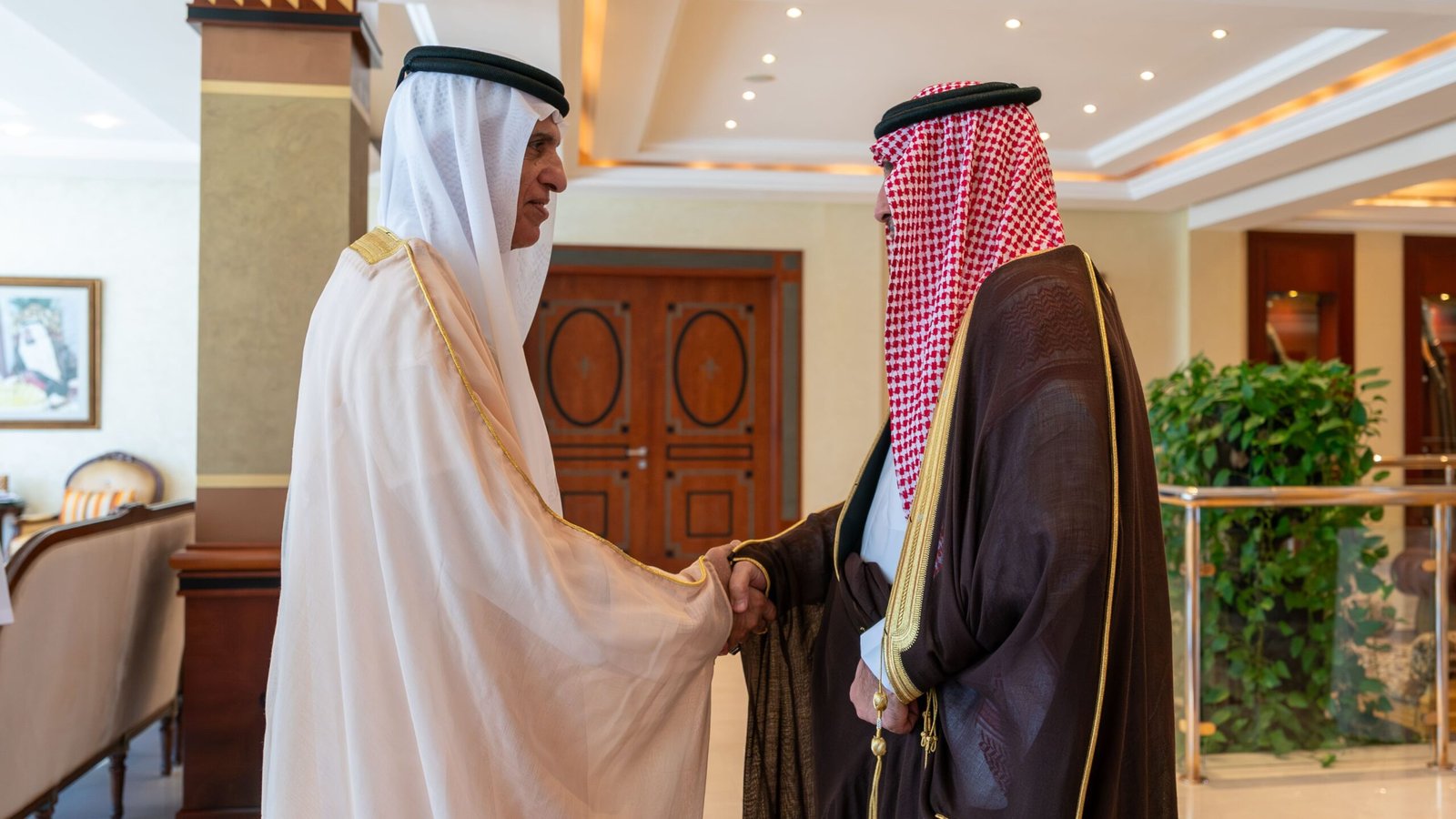 سعود بن صقر يستقبل السفير السعودي