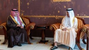 سعود بن صقر يستقبل السفير السعودي