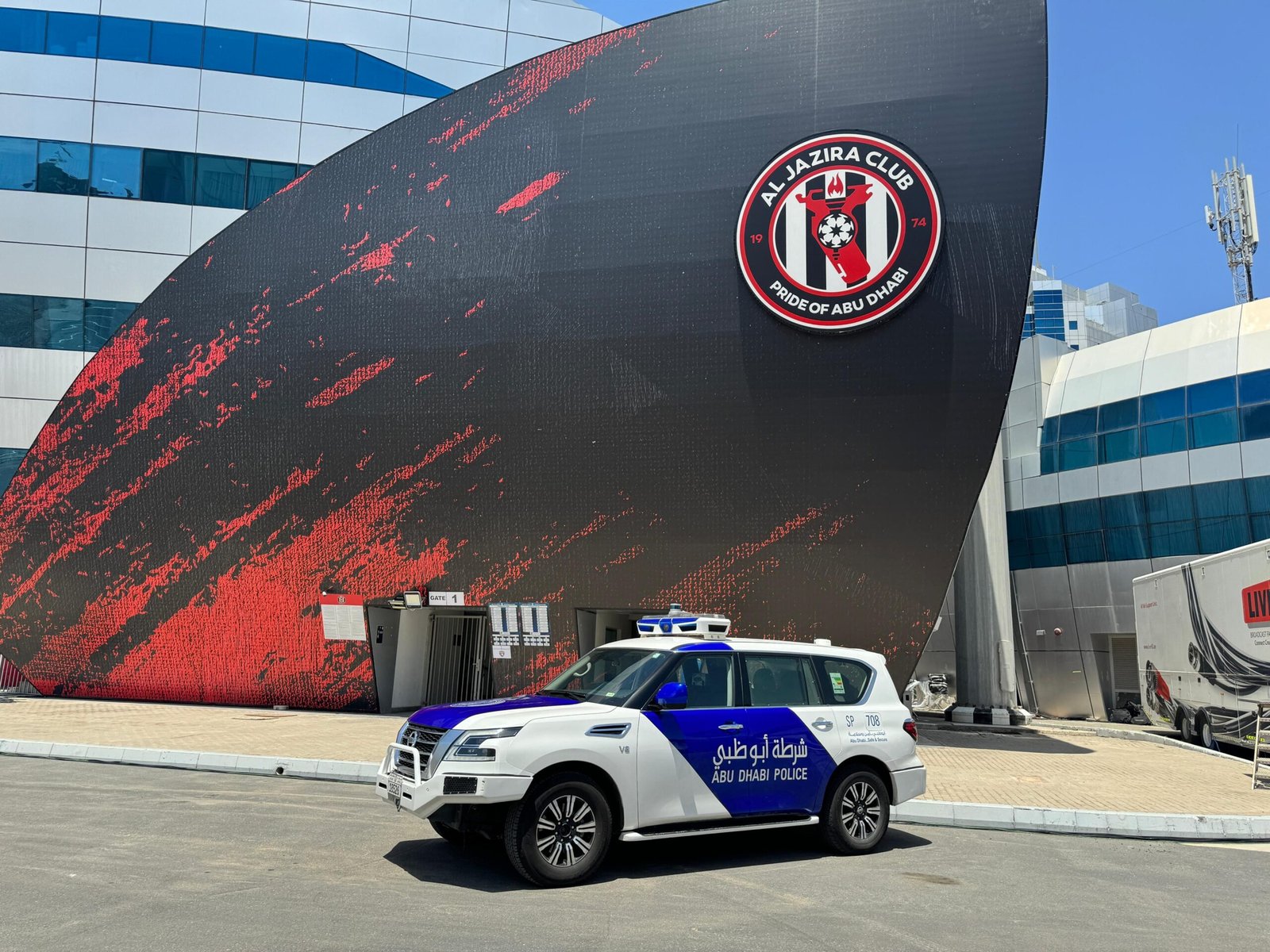 شرطة أبوظبي تدعو الجمهور إلى التشجيع بروح رياضية في نهائي كأس المحترفين