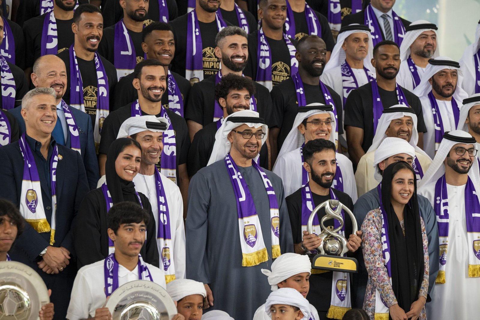 رئيس الدولة يستقبل فريق نادي العين لكرة القدم بمناسبة فوزه ببطولة دوري أبطال آسيا 1 رئيس الدولة يستقبل فريق نادي العين لكرة القدم بمناسبة فوزه ببطولة دوري أبطال آسيا