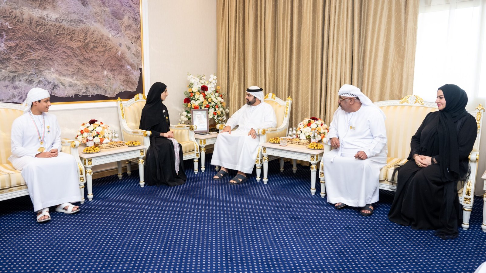 محمد الشرقي يلتقي سعيد سيف اليليلي وأسرته ويهنئهم بفوزهم بعدد من الجوائز