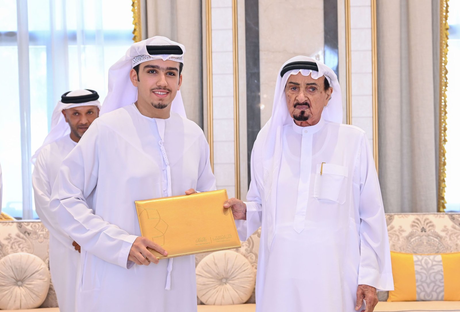 حاكم عجمان وولي عهده يستقبلان أوائل الثانوية العامة بالإمارة