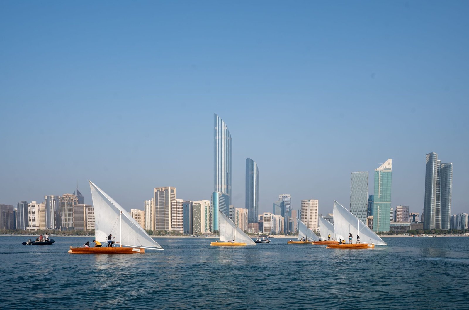 أكثر من 100 مشارك في برنامج "نوخذة أبوظبي"