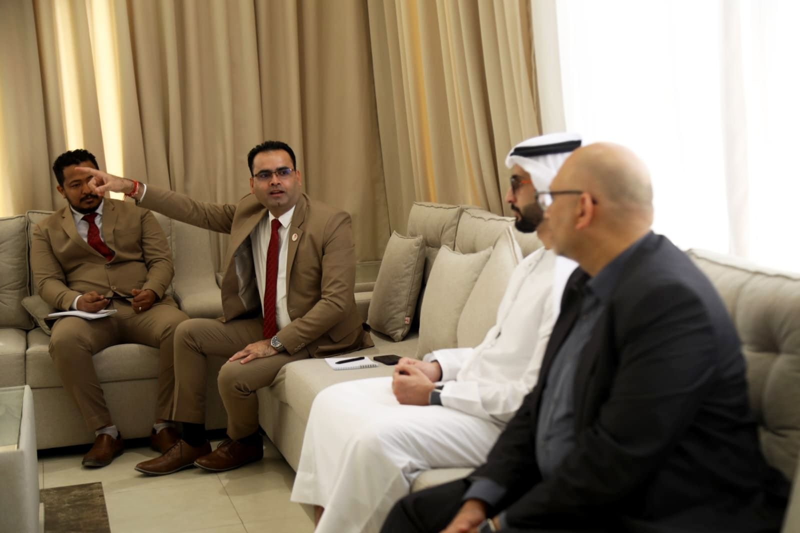 جلسة حوارية مع المستثمرين في قطاع السياحة ضمن مبادرة "عجمان توك" 1 جلسة حوارية مع المستثمرين في قطاع السياحة ضمن مبادرة "عجمان توك"