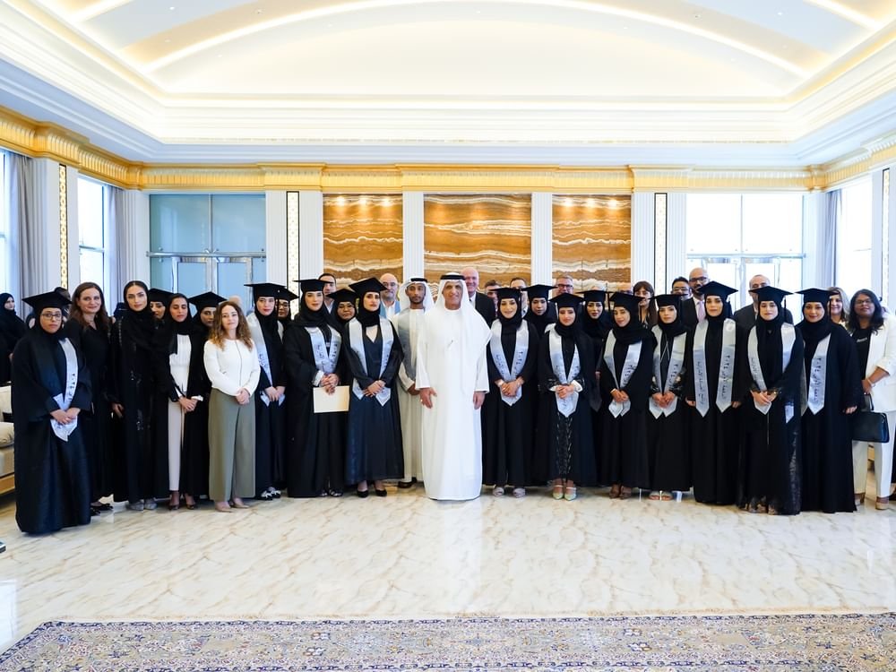 سعود بن صقر يستقبل خريجي "برنامج الضيافة الإماراتية"