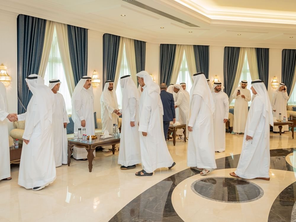 حاكم أم القيوين يقدم واجب العزاء في وفاة الشيخ سلطان بن صقر القاسمي