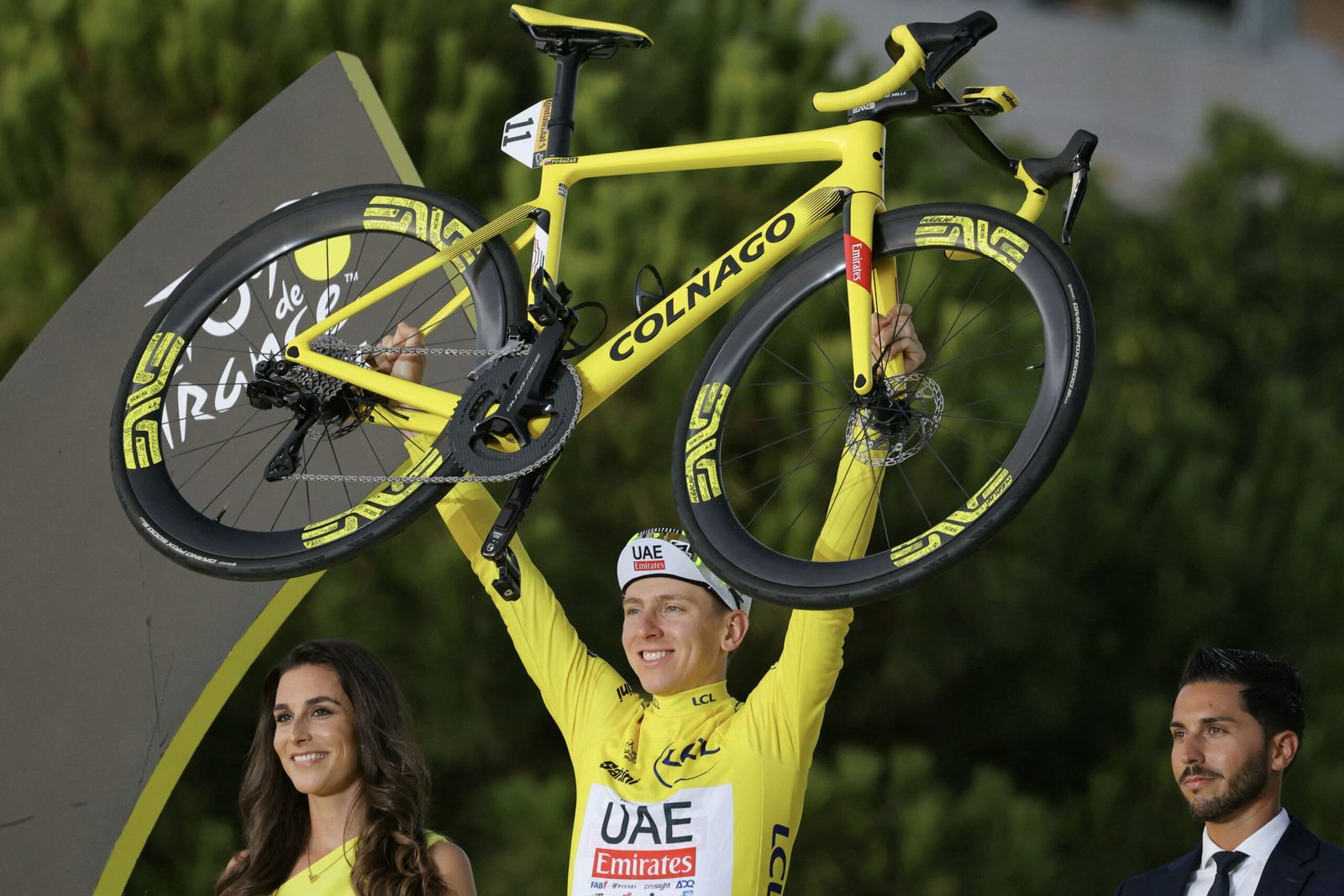 بوجاتشار قائد فريق الإمارات بطلاً لطواف فرنسا للمرة الثالثة