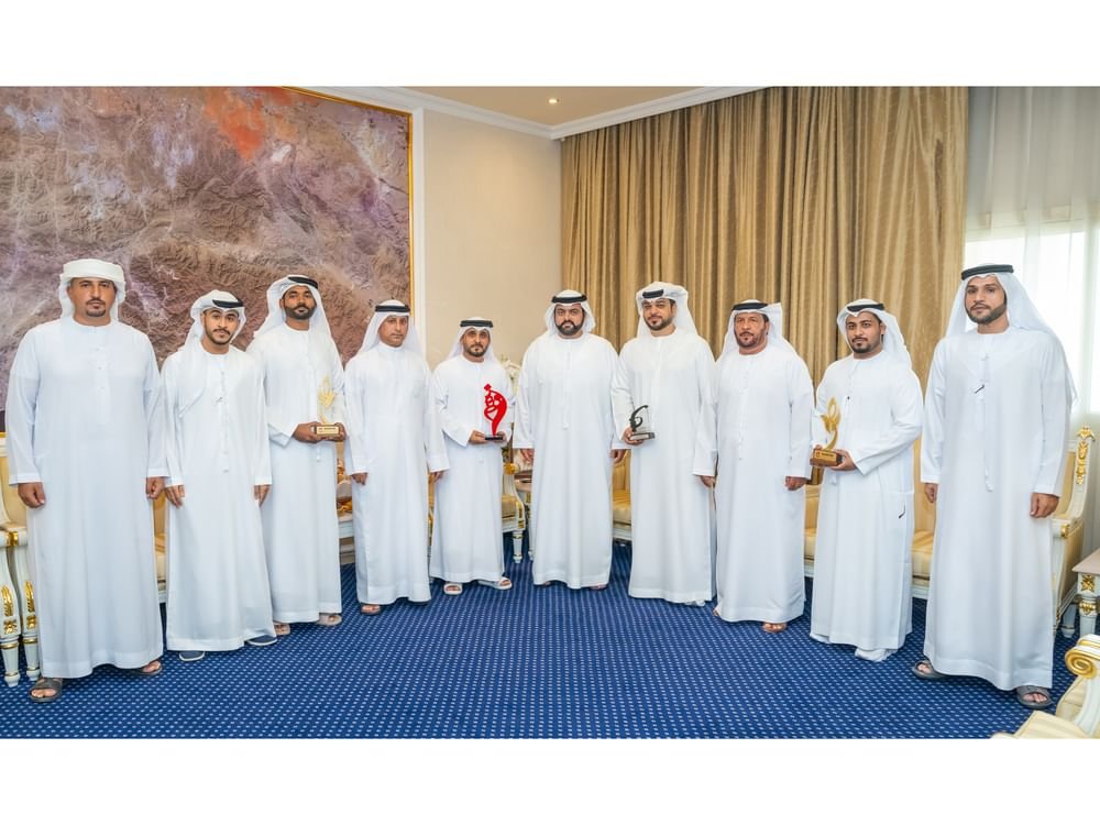 محمد الشرقي يلتقي فناني الفجيرة في مسرح المونودراما الفائزين بجوائز دولية