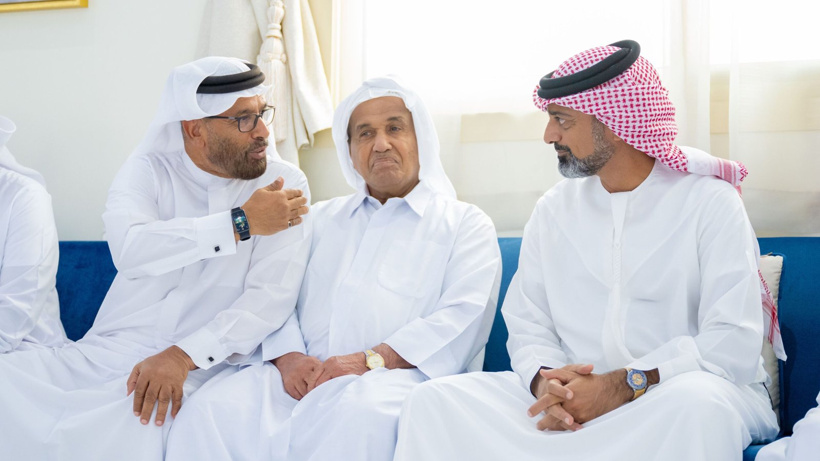 عمار بن حميد يقدم واجب العزاء في وفاة خليفة خلفان الشامسي