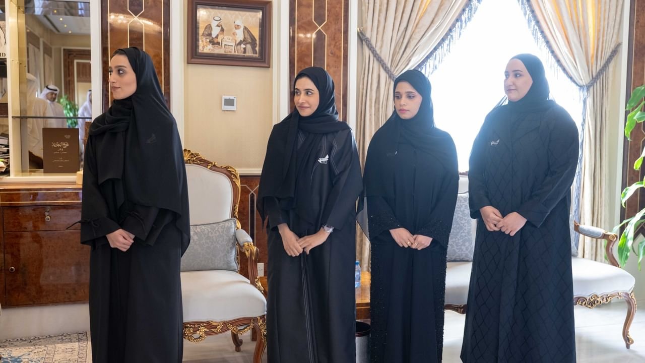 حميد بن راشد يستقبل موظفات الديوان الأميري بعجمان.. ويشيد بإنجازات المرأة الإماراتية في تعزيز تنمية الوطن