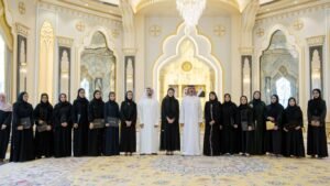 عمار بن حميد يكرم موظفين متميزين بـ"شارة نجم الخدمة"