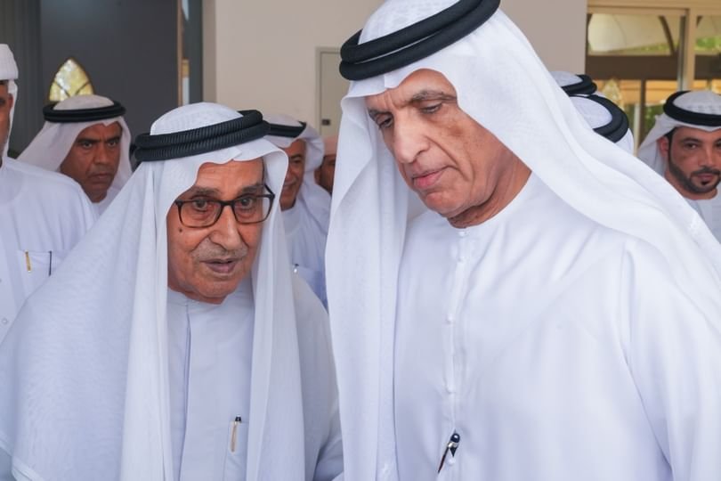 سعود بن صقر يؤدي صلاة الجنازة على جثمان الشيخة عائشة عبدالله مطر المهيري