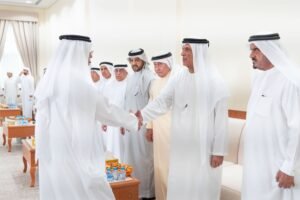 سعود بن صقر يعزي سلطان راشد الخرجي بوفاة زوجته