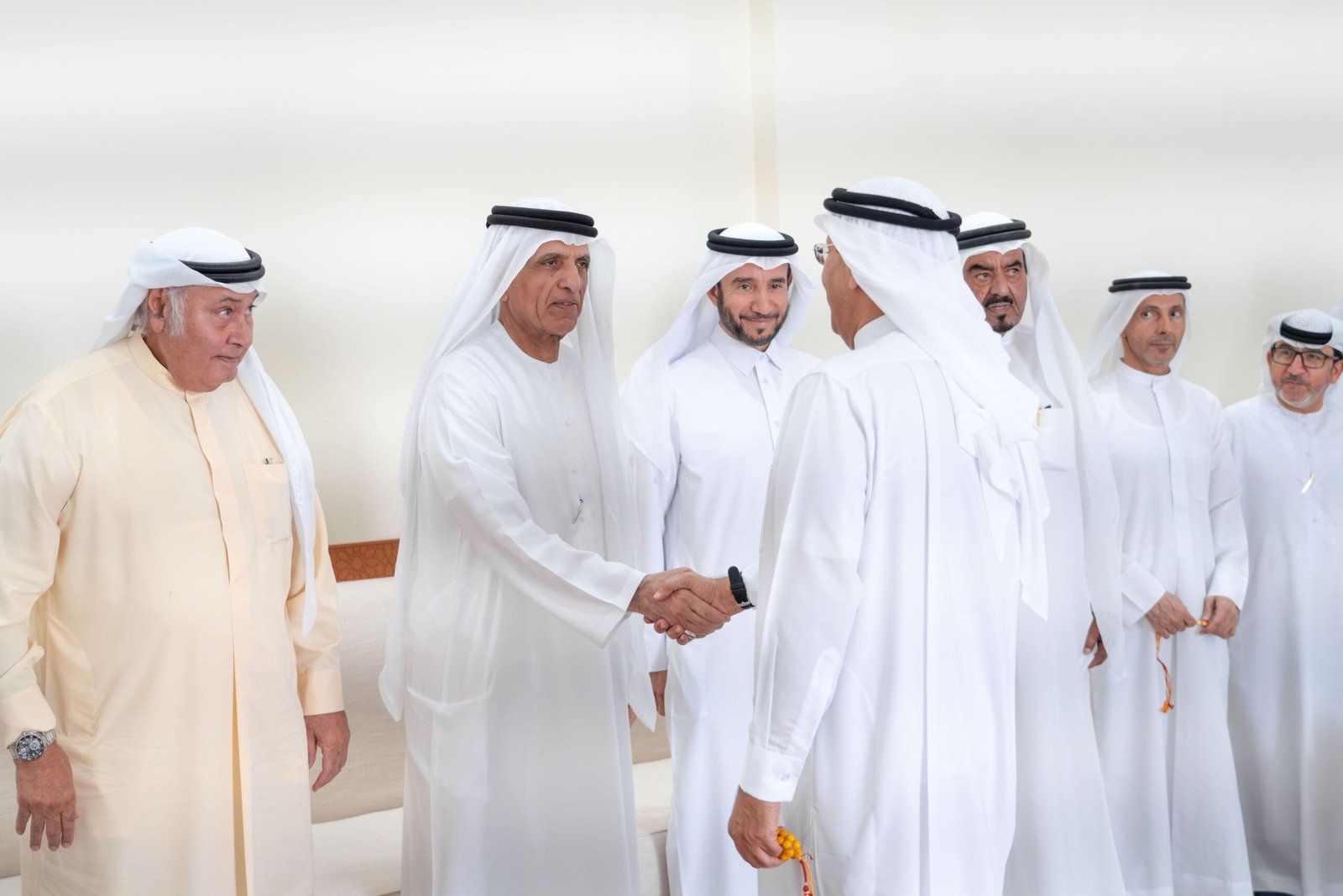 سعود بن صقر يعزي سلطان راشد الخرجي بوفاة زوجته