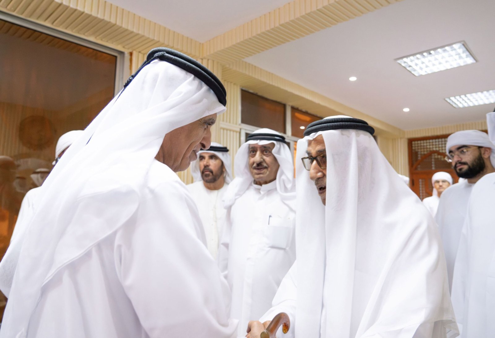 سعود بن صقر يقدم واجب العزاء بوفاة الشيخة عائشة عبدالله المهيري