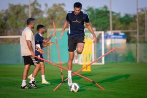 بعثة أبيض الشباب تُغادر إلى الكويت للمشاركة في تصفيات كأس آسيا