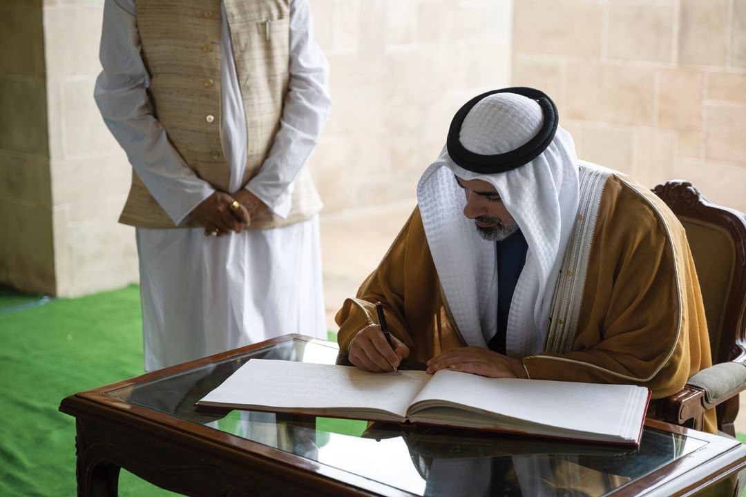 ولي عهد أبوظبي يزور ضريح المهاتما غاندي