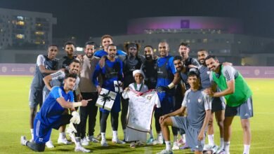 اتحاد الكرة يُكرم المشجع "سعيد" واللاعبون يهدونه قميص المنتخب