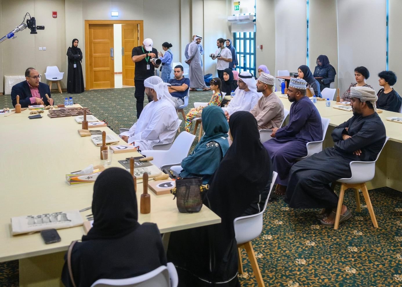 الفجيرة.. ورش فنية حية تستقطب المهتمين خلال "مهرجان البدر"