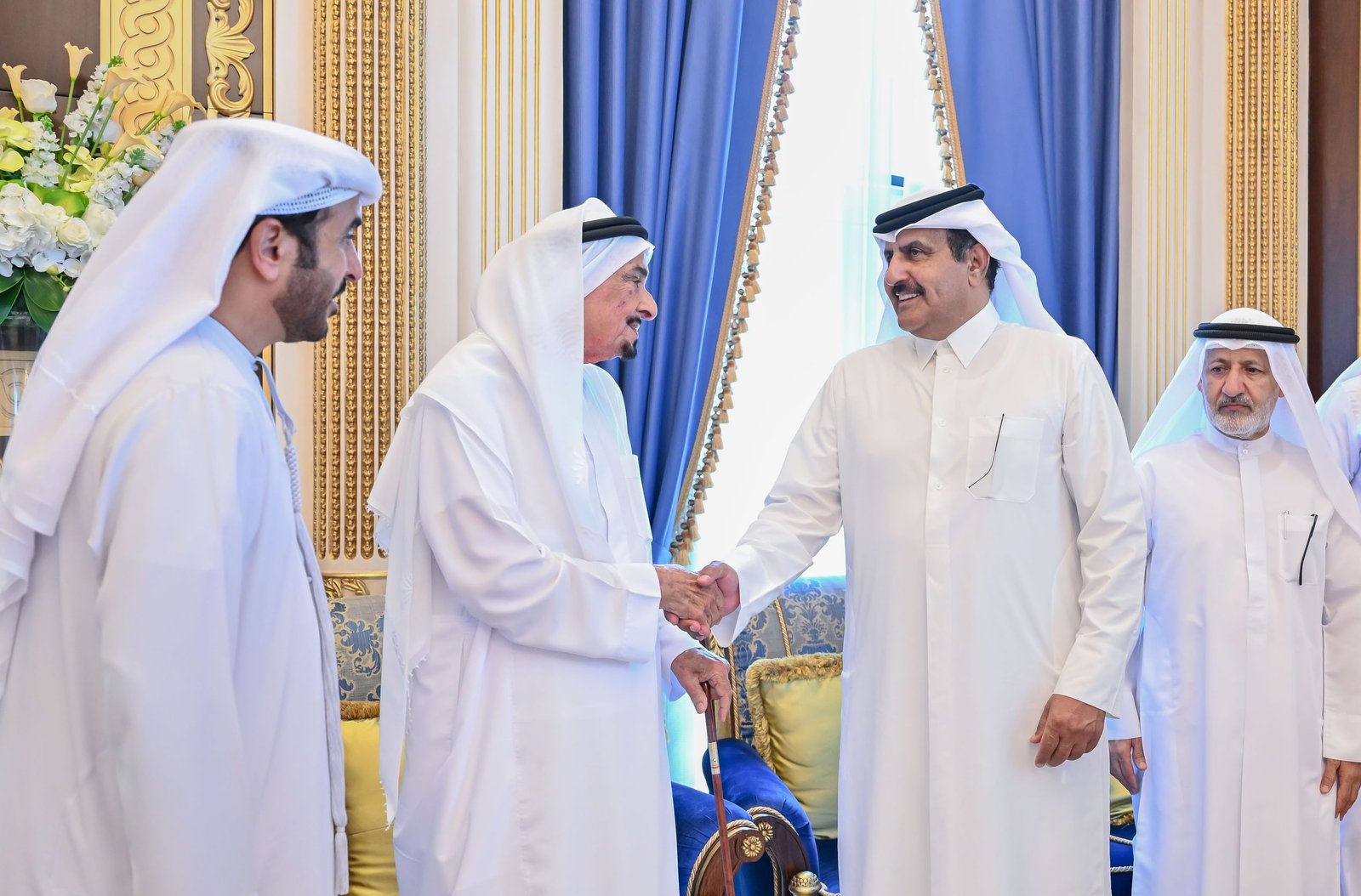 حاكم عجمان يقدم واجب العزاء في وفاة عبد الله سلطان بن غليطة الغفلي