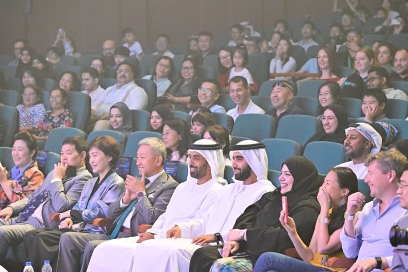 أحمد وصقر بن سعود يشهدان عرضاً مسرحياً غحتفاء بالعلاقات المتنامية مع الصين