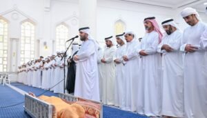 حاكم عجمان وولي عهده يؤديان صلاة الجنازة على جثمان عبد الله سلطان بن غليطة الغفلي