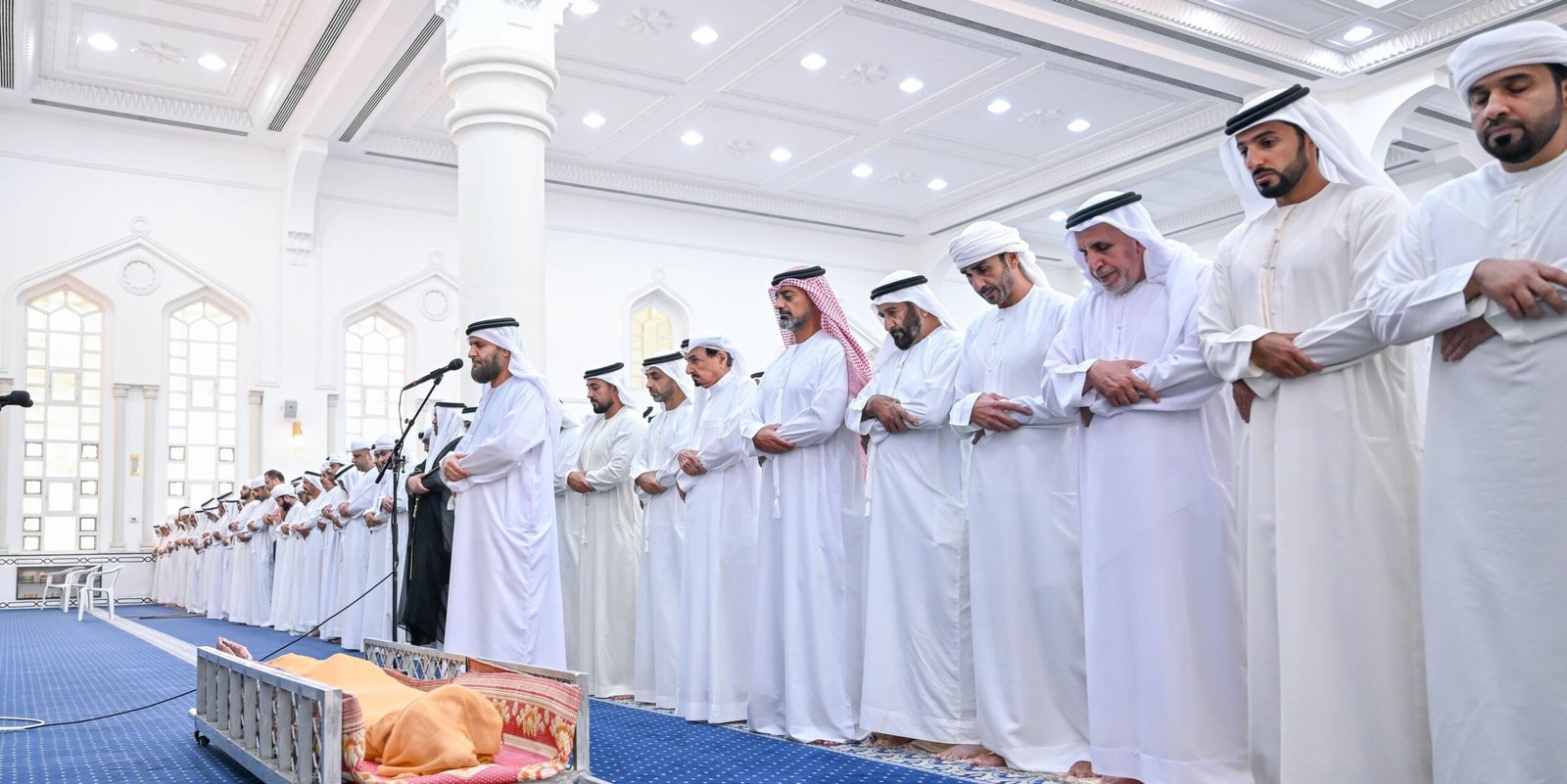 حاكم عجمان وولي عهده يؤديان صلاة الجنازة على جثمان عبد الله سلطان بن غليطة الغفلي