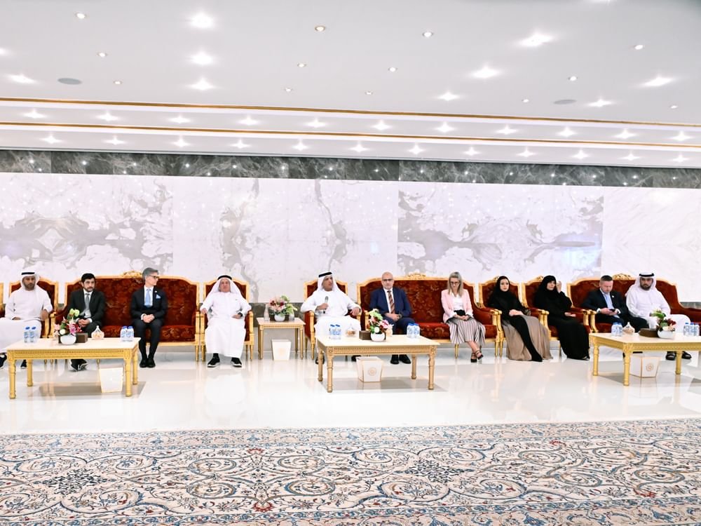 حاكم رأس الخيمة يستقبل طلبة وخريجي مكتب المنح الدراسية بمؤسسة سعود بن صقر لبحوث السياسة العامة