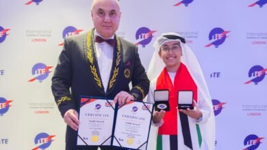الطالب الإماراتي علي اللوغاني يحصل على وشاح ووسام القيادة وميداليتين ذهبيتين في معرض الاختراعات بلندن