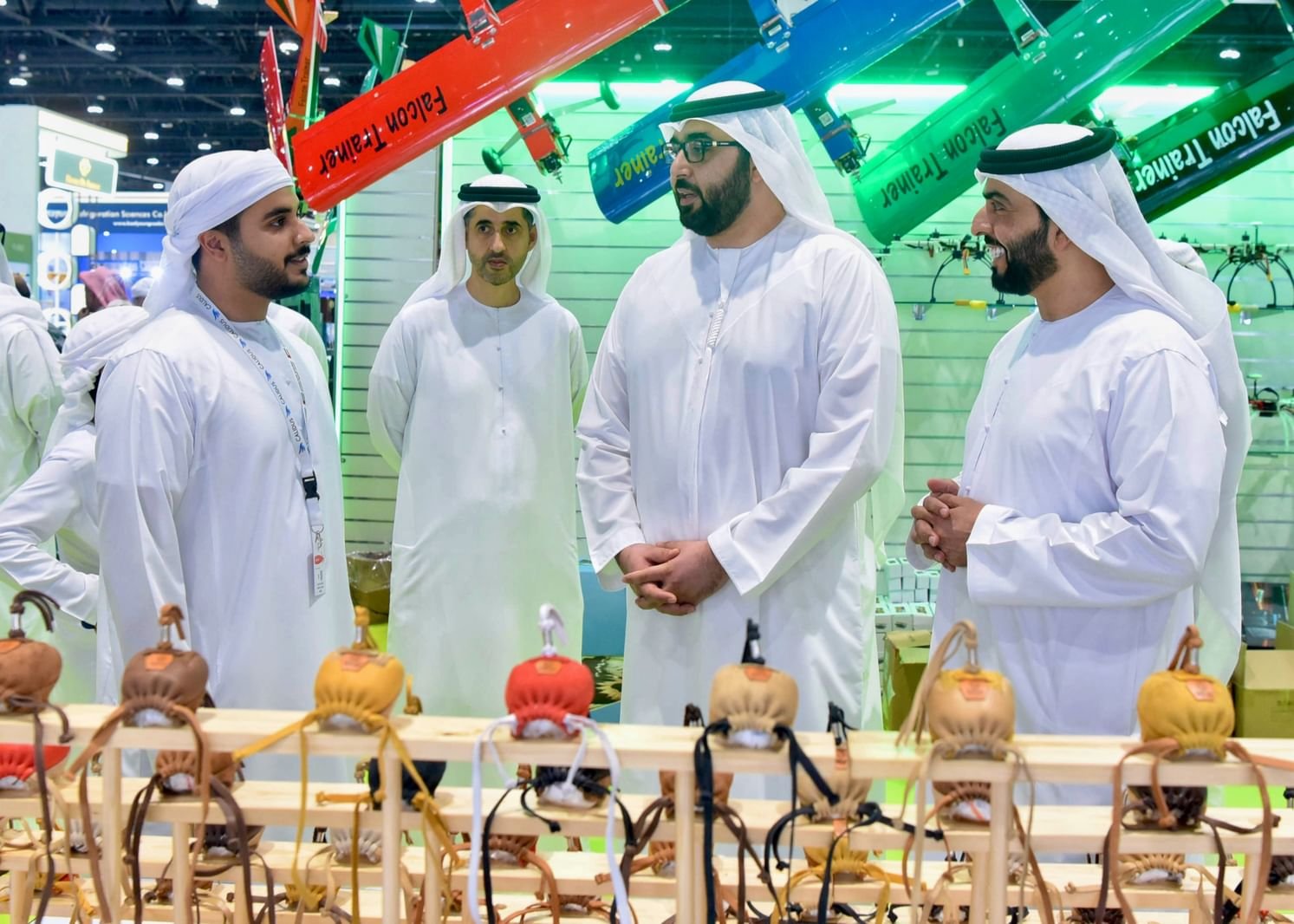 ولي عهد أم القيوين يزور معرض أبو ظبى للصيد والفروسية