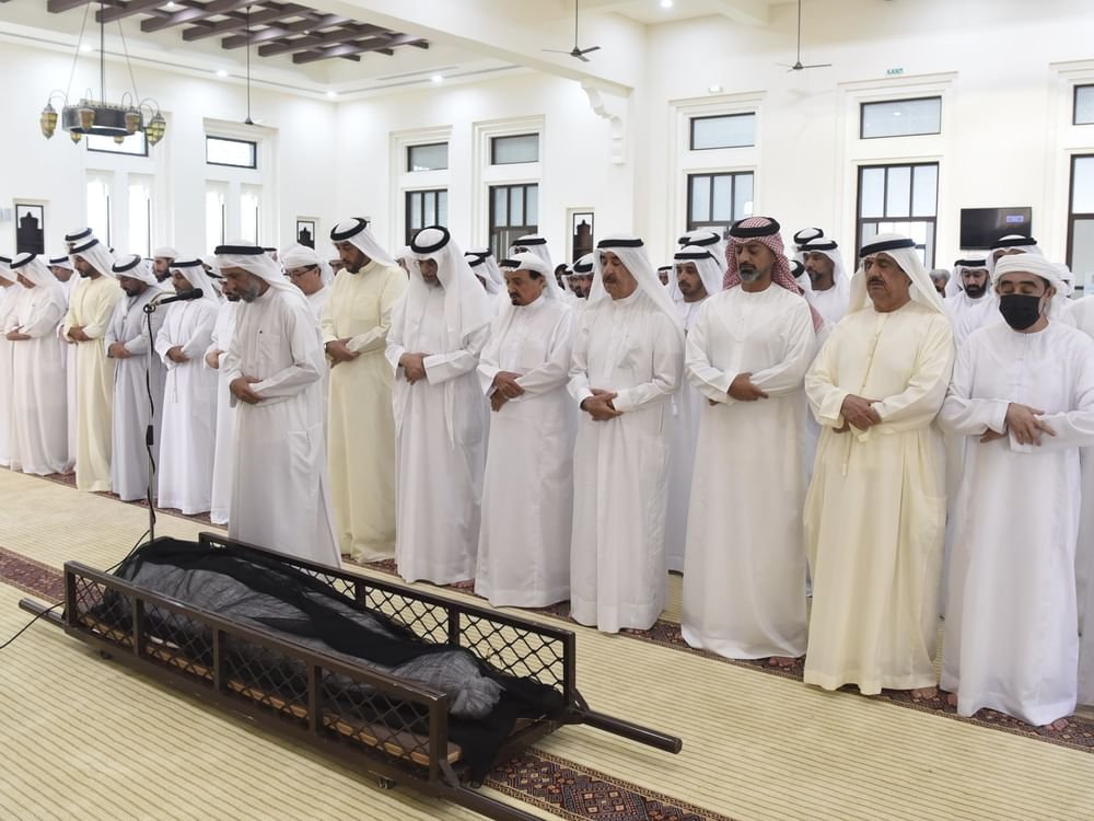 حاكما عجمان و أم القيوين يؤديان صلاة الجنازة على جثمان الشيخ عبدالله بن أحمد المعلا