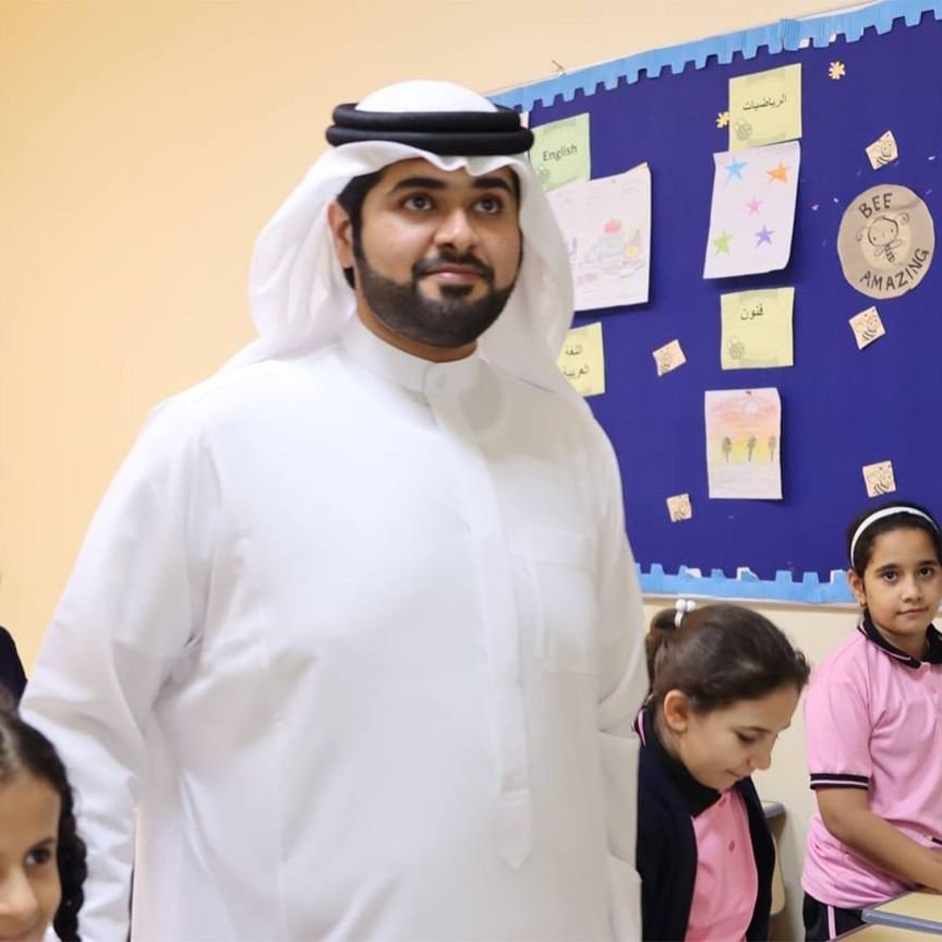 علي النعيمي يطلع على سير العمل بمدرسة منار الايمان الخيرية