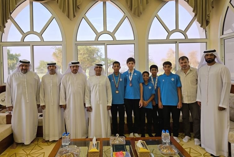 سالم بن سلطان القاسمي يكرم فريق أشبال الدرجات بنادي التعاون 1 سالم بن سلطان القاسمي يكرم فريق أشبال الدرجات بنادي التعاون