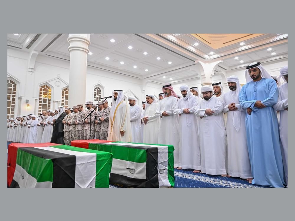 حاكم عجمان وولي عهده يؤديان صلاة الجنازة على جثماني شهيدي الوطن ناصر البلوشي وعبد العزيز الطنيجي