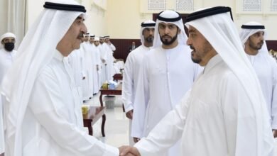 حاكم أم القيوين يتقبل العزاء من عبدالله بن محمد آل ثاني في وفاة الشيخ عبدالله بن أحمد المعلا