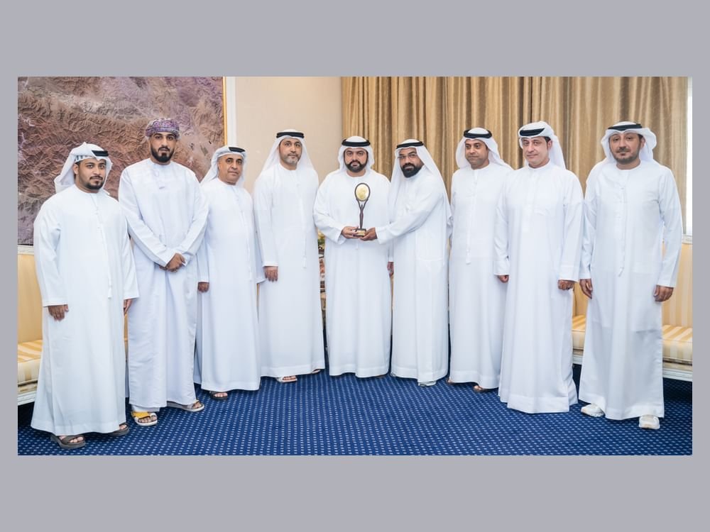 محمد الشرقي يلتقي فريق مسرح الفجيرة ويهنئه بفوزه بجائزتين دوليتين