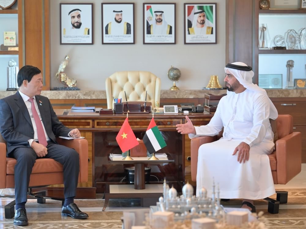 سيف بن زايد يلتقي نائب وزير الأمن العام الفيتنامي