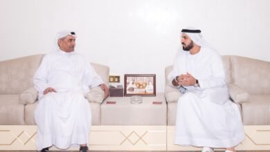 حمد الشرقي يتسلم الطابع التذكاري للذكرى الخمسين لتوليه مقاليد الحكم في الفجيرة