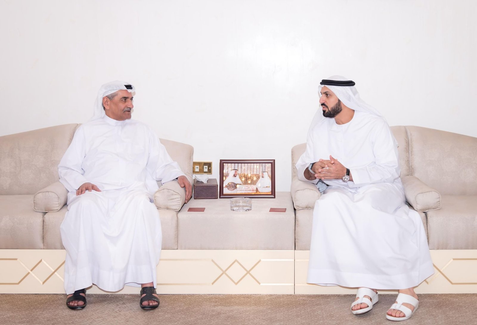 حمد الشرقي يتسلم الطابع التذكاري للذكرى الخمسين لتوليه مقاليد الحكم في الفجيرة 1 حمد الشرقي يتسلم الطابع التذكاري للذكرى الخمسين لتوليه مقاليد الحكم في الفجيرة