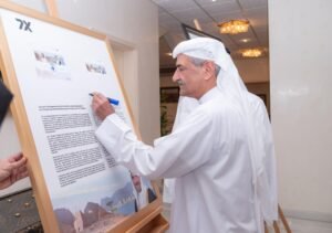 حمد الشرقي يتسلم الطابع التذكاري للذكرى الخمسين لتوليه مقاليد الحكم في الفجيرة