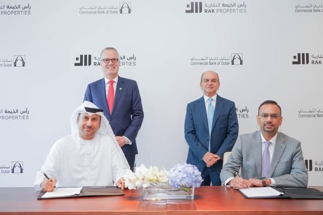اتفاقية بين "رأس الخيمة العقارية" و"دبي التجاري" لدعم المشاريع في ميناء العرب