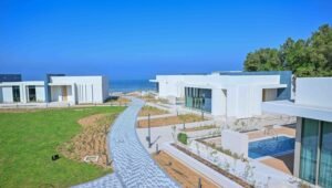 حميد بن راشد يتفقد مشروع توسعات فندق عجمان