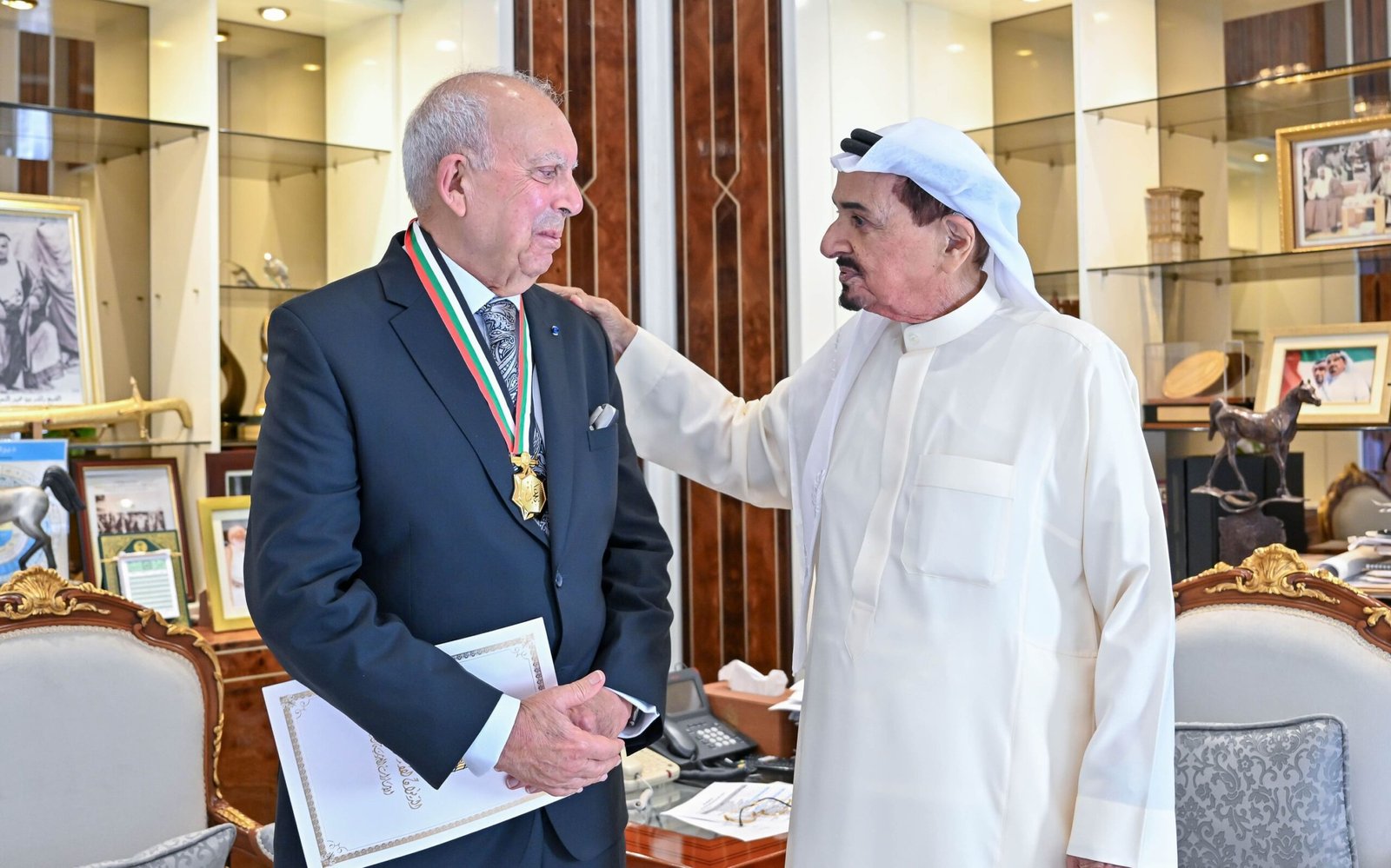 حميد بن راشد يمنح غسان عجة ميدالية عجمان الأولى للإنجازات