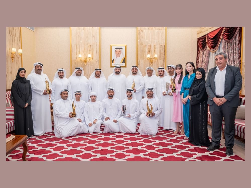 محمد الشرقي يلتقي فريق جمعية دبا للثقافة والفنون والمسرح ويهنئه بفوزه بجوائز محلية وخليجية